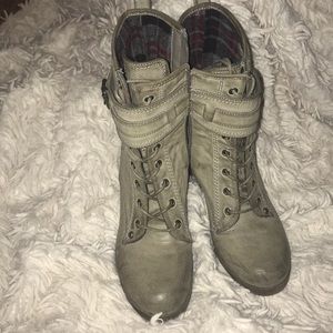 Combat boots